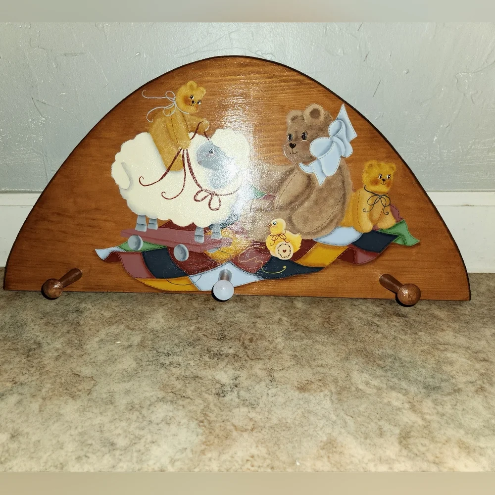 🐻🐤🐑Vintage Wooden Plaque With Hooks